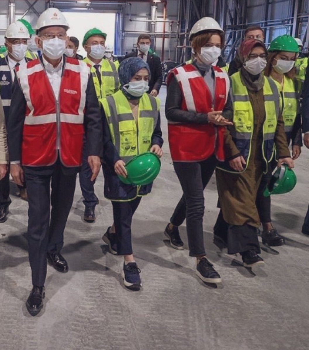 “Darbelere karşı korumalı” başörtüsü yapmışlar ki herkes baret takarken arkadaşlar ellerinde taşımış :) Orda bulunma sebebiniz vitrin mankenliği değilse ne şimdi?..