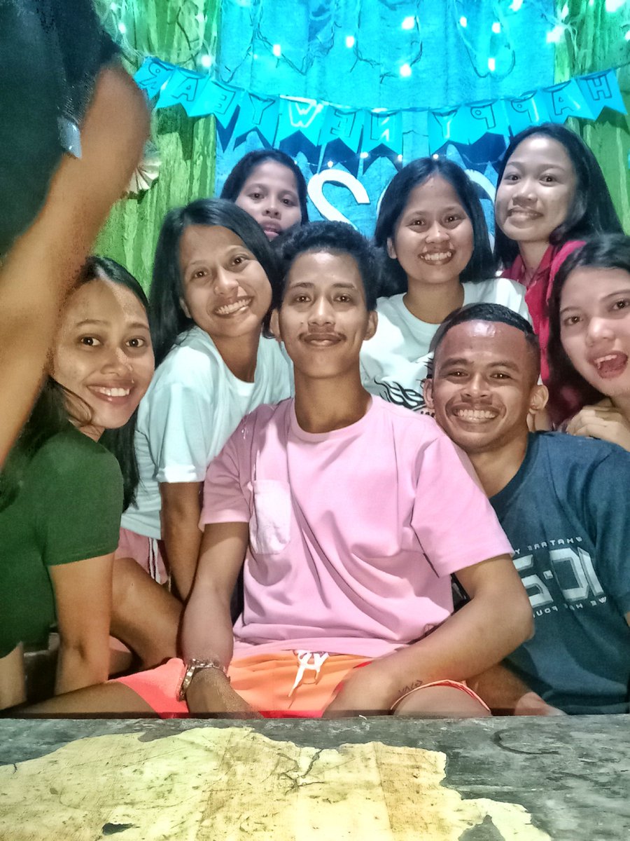 arvin_tiamsim's tweet photo. The SAD REALITY OF LIFE is pag walang wala ka na mauubos sila thank you sa mga nanatili sa aking tabi sa mga panahong down na down ako dala ng mga personal problems ko mahal na mahal ko kayo❤️ cheers for the past years for being strong buddies ❤️❤️❤️ https://t.co/3xetoyggvG