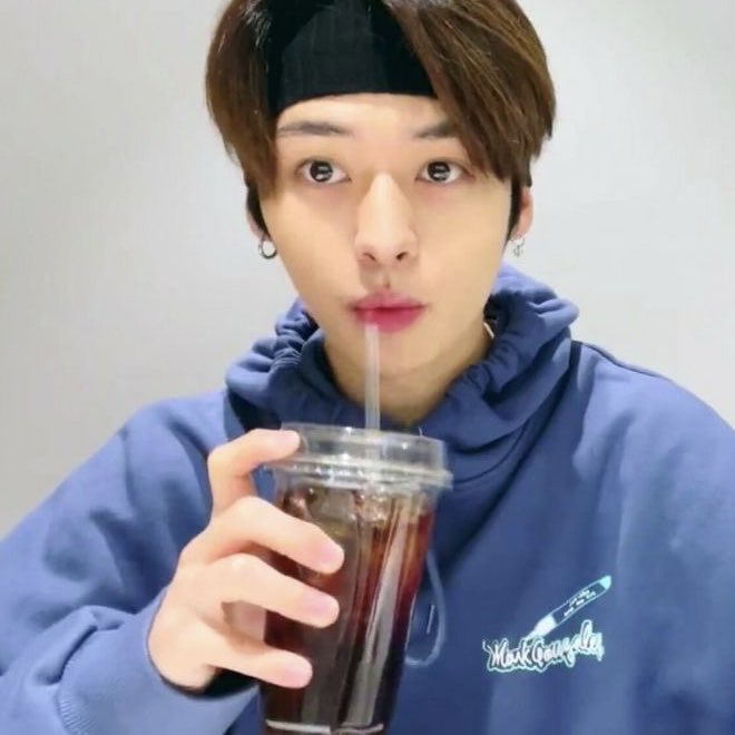 このみのちゃん着てるパーカーのメーカーなど売ってる場所わかる方いま