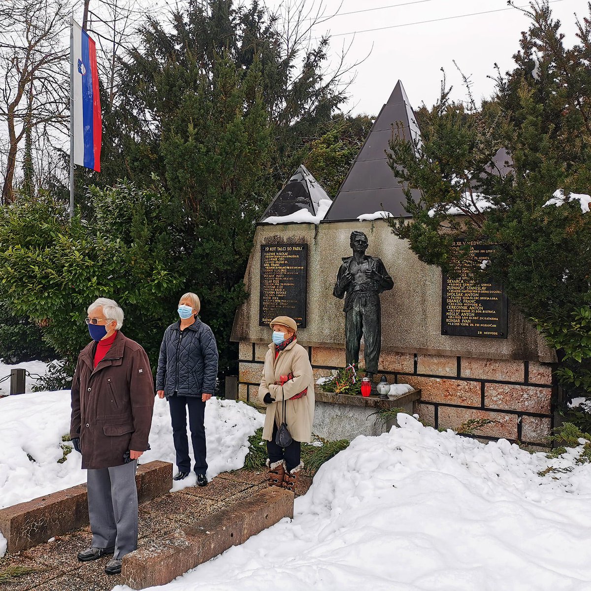 Zvezaborcev_NOB's tweet photo. Predstavniki medvoลกke ZB so 31. 12, poloลพili venec k spomeniku 25 ustreljenim talcem.
Te so Nemci ustrelili na silvestrovo leta 1943, ลพe leta 1951 pa so na mestu zloฤina postavili spomenik, ki ga je oblikoval Stojan Batiฤ.
#75LetZmage
โ #Zmaga #Svoboda #Slovenija ๐ธ๐ฎ https://t.co/onVXm2zEb7