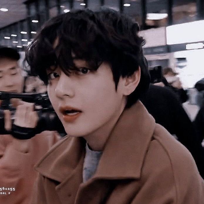 zenorys's tweet photo. taekook au

— stuck with u

Niat pamer malah menjadi petaka saat Jungkook memfoto orang asing di bandara, dengan flash kamera yang menyala. https://t.co/48ECtH3Y6K