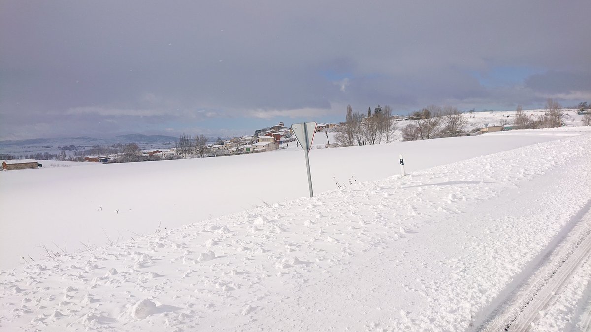 TinieblasdelaSi's tweet photo. Por #BustodeBureba #Burgos así de blanco está el ambiente para comenzar el 2021. 😉 Carreteras complicadas @pcp @diariodeburgos
@TiempoCyLTV @ElTiempo_tve @meteoduruelo @MeteoHacinas @ChristianMugnoz @tomeandres @AlFiloInfngible @GorkaHermoso1 @meteo_bilbao @MeteoMerindades https://t.co/g9NGDQAfRT