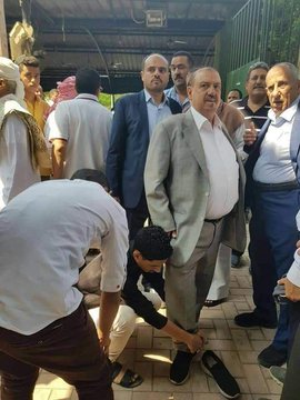 najmalhydari1's tweet photo. كل الملوك والرؤساء والصالحين والمجرمون والاساطير والفجار لم يفعلوها وفعلها هذا النتن 
انظروا كيف يهين مرافقيه فكيف لا يهين ما يسمونه مجلس النواب ويهين خلفه شعب بأكمله https://t.co/K6S7cFYhhF