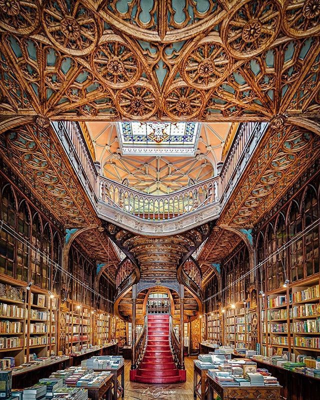 Un lungo salone dominato da una scala in legno, con i gradini rossi che ricordano una cascata. 

È l’ingresso della “libreria Lello e Irmão di Porto” ritenuta una delle librerie più belle al mondo, legata alla saga di Harry Potter. 

Da visitare almeno una volta nella vita 📚