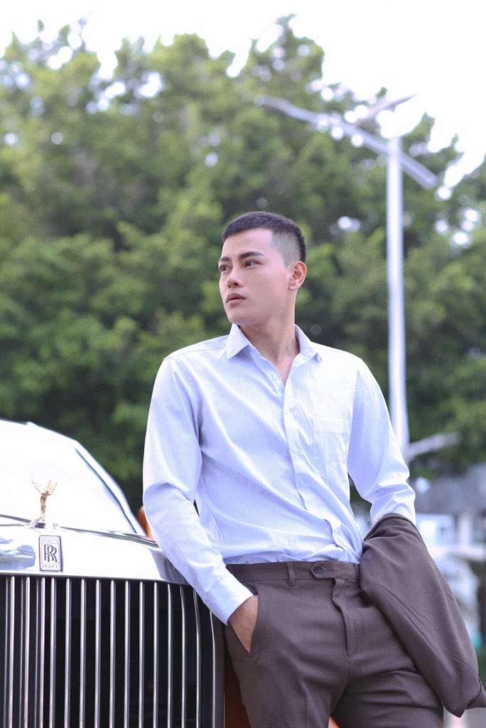 chengchengbo's tweet photo. 23岁完成自己的人生目标，喜提劳斯莱斯幻影🚗以后继续加油 https://t.co/J2eB2D9XUn