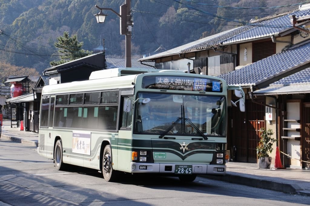 太秦天神川駅「臨」の表示で走る京都市営バスのエルガ(京都200か2865