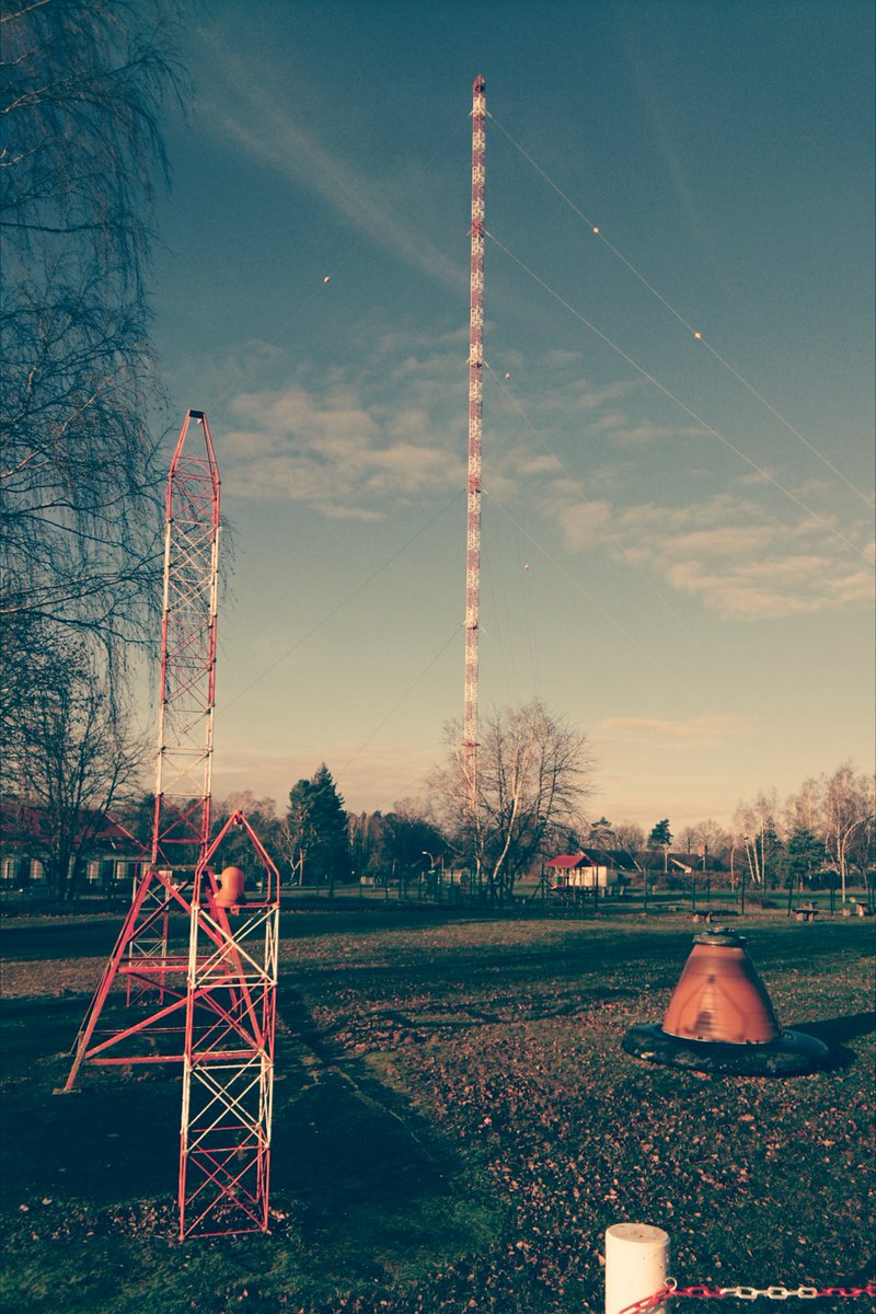 funkerberg's tweet photo. Herzlich willkommen #2021! Auch in diesem Jahr grüßt #Mast17 vom #Funkerberg der #Rundfunkstadt weithin sichtbar Einheimische und Besucher. Und in ganz #Europa ist morgen um 10:00 Uhr auf Kurzwelle 6140 kHz unser #Radioprogramm von welle370 zu hören. #bleibtgesund #hörtRadio https://t.co/d6dU9Nzr3X