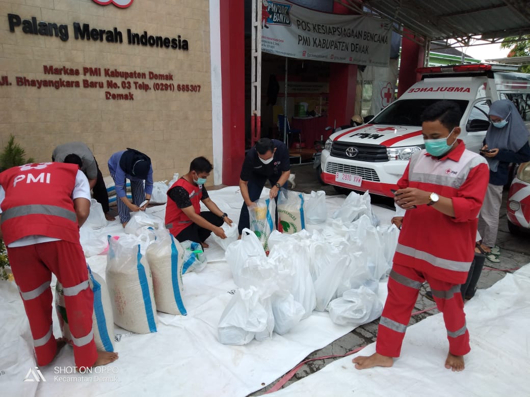 Packing lohistik untuk korban banjir di Ds. Pidodo Karangrejo, Kecamatan Bonang sore ini (2/2/2021)