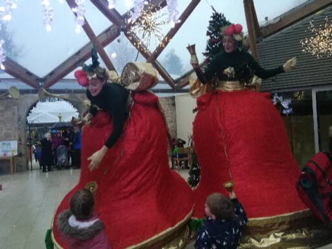 anactabove's tweet image. We wish everyone a Happy New Year 2021. A lovely action shot from @AlnwickGarden Christmas Season 2019. Crossing fingers that we are able to perform the Christmas season 2021.  @FoolsParadiseUK #christmasbellestilts