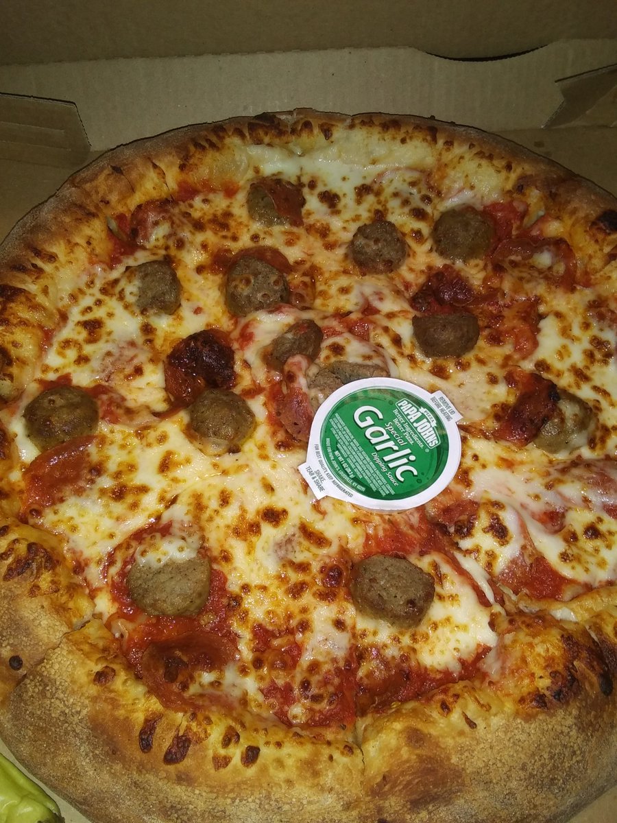 TheRandomV's tweet photo. @PapaJohns how my pizza came. https://t.co/BCMhE1g3s9