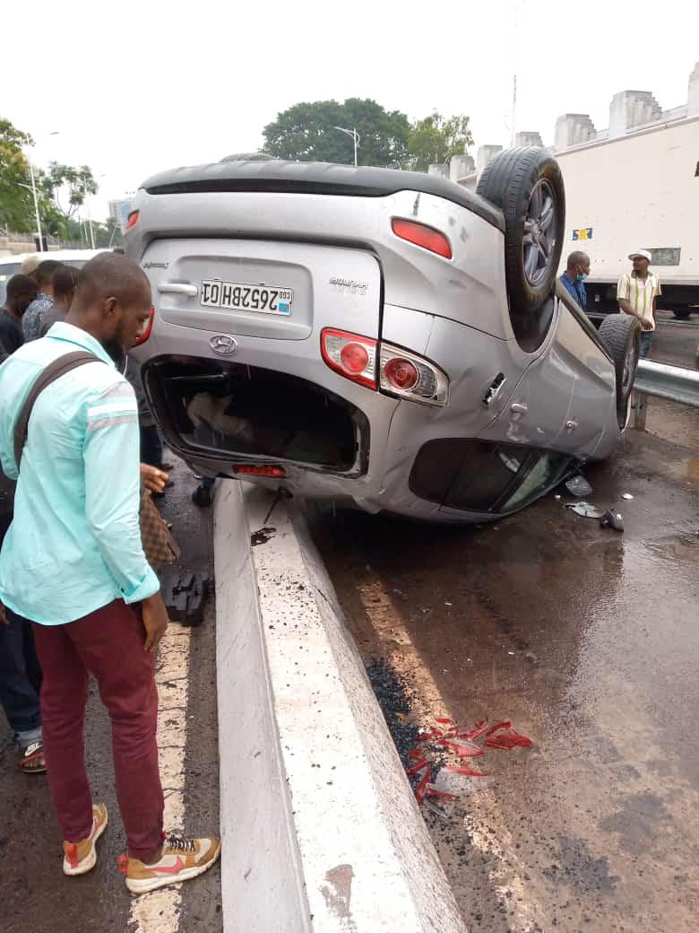 fredtshiyoyo's tweet photo. Chers amis,
Il est ecrit sur le saut de mouton : Vitesse maximum :#40kms/h, pas de #wewas.
Ba ntshofas ebele ba tanga tse!! C'est pas la faute au saut de mouton, juste question de respecter le code de la route.
Changement des mentalités!!
Ne pas conduire dans un état d'ébriété. https://t.co/1NYtqmM4f2