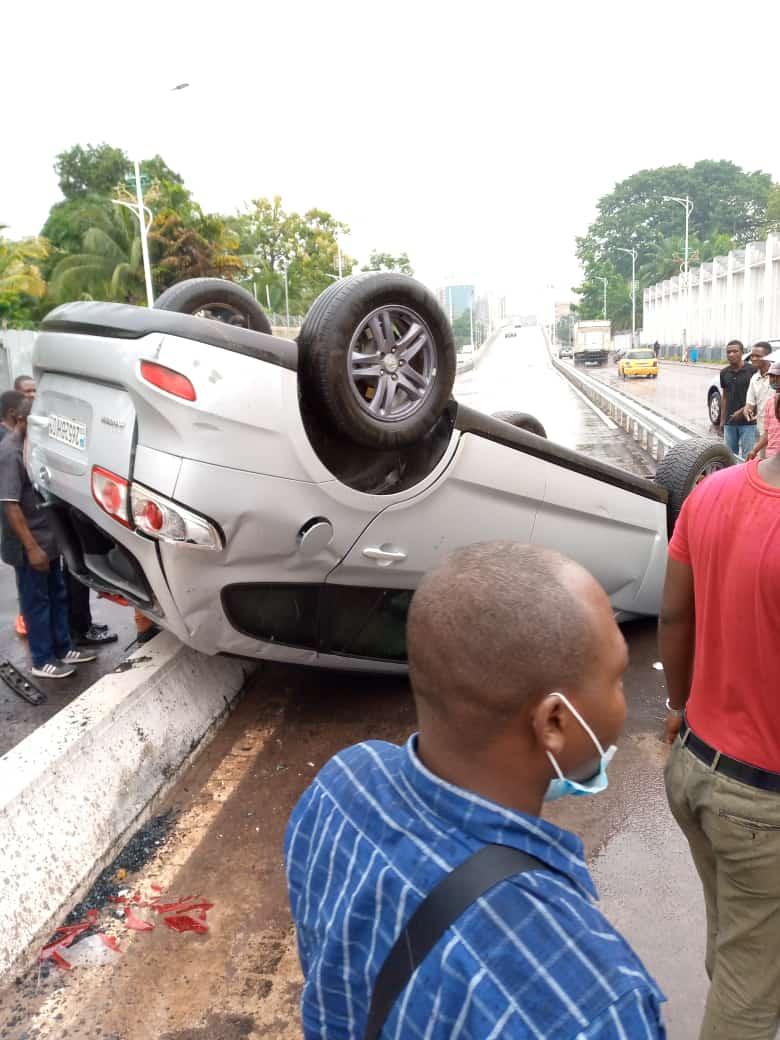 fredtshiyoyo's tweet photo. Chers amis,
Il est ecrit sur le saut de mouton : Vitesse maximum :#40kms/h, pas de #wewas.
Ba ntshofas ebele ba tanga tse!! C'est pas la faute au saut de mouton, juste question de respecter le code de la route.
Changement des mentalités!!
Ne pas conduire dans un état d'ébriété. https://t.co/1NYtqmM4f2
