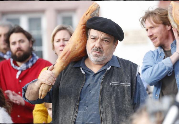 maxbesnard's tweet photo. 100% Bio, le nouveau Onteniente, mardi soir sur @France3tv 😍
Pitch :
Un charcutier basque apprend que sa fille va avoir un enfant avec son compagnon, un kiné parisien vegan.
🥩 vs 🥗
#MOTY2021 https://t.co/b0YXZtUmif
