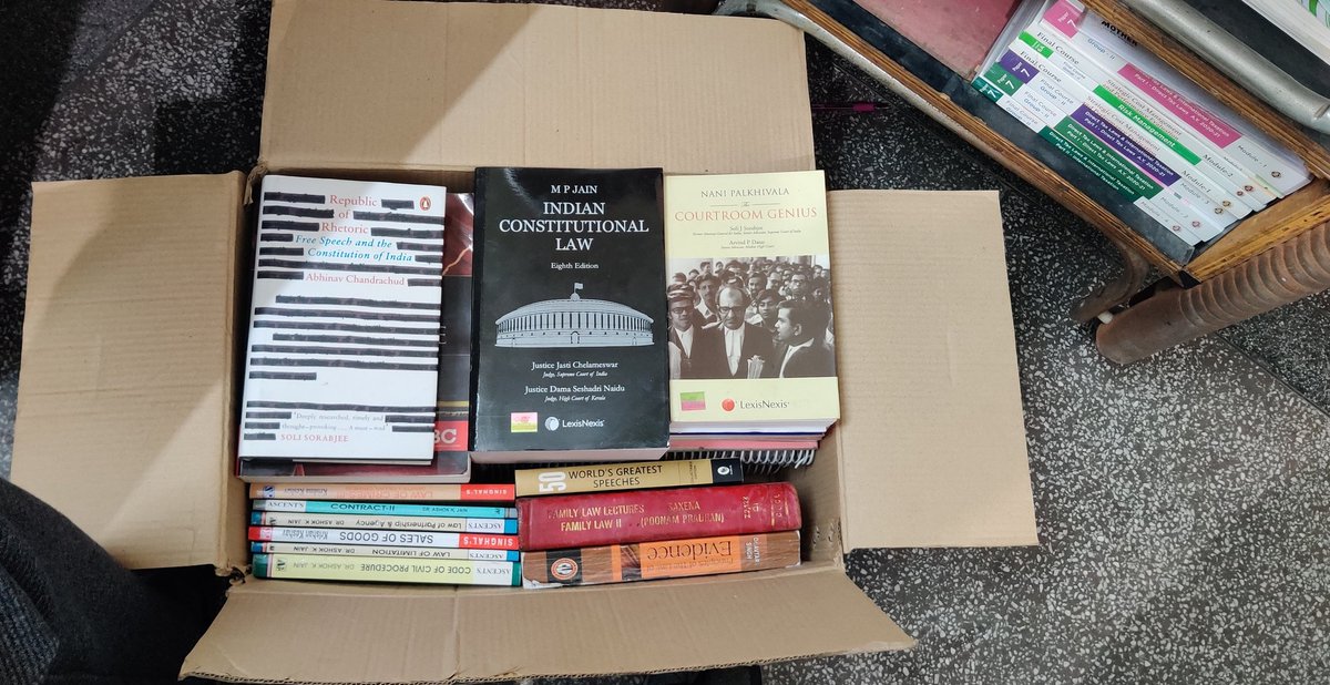 raaghavvv____'s tweet photo. This one carton box is not enough to store all my books!
#Packing #backtohostel #Delhi #lawtwitter https://t.co/wIn05m7Pd2