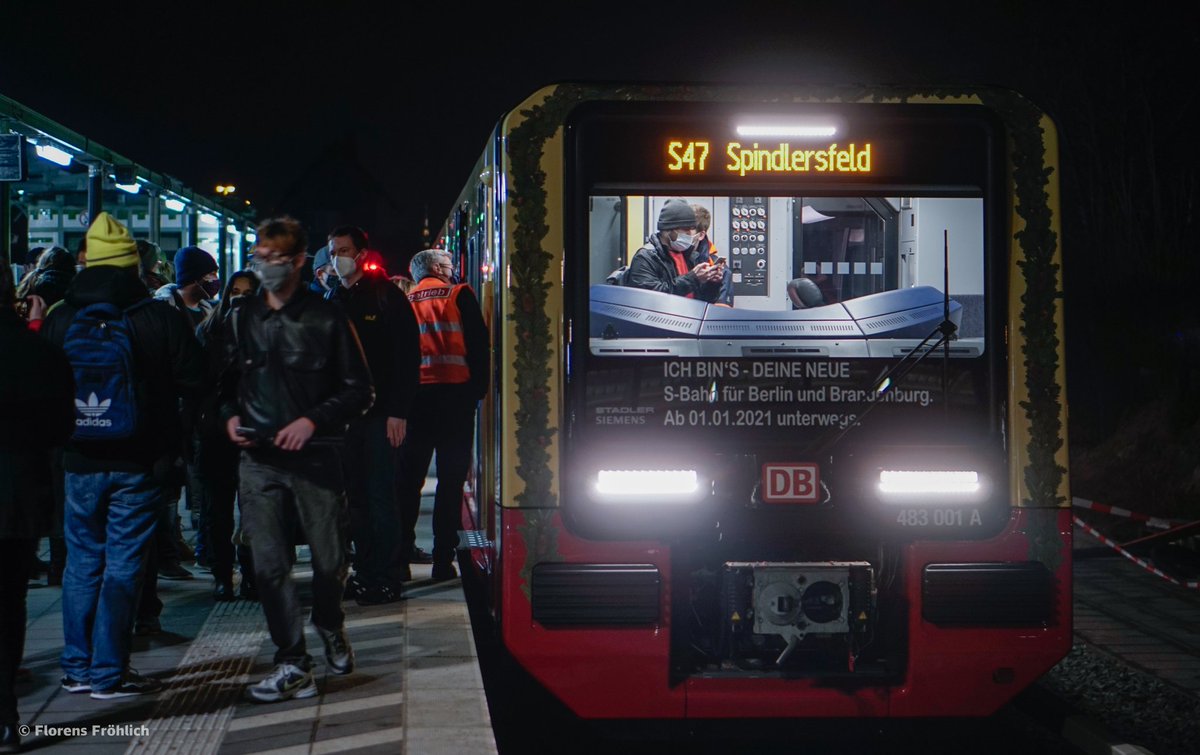einfachflog's tweet photo. Ein paar Impressionen vom 01.01.2021 🎉🎇 #BR483 und #BR484 der @SBahnBerlin.
#sbahn #sbahnberlin #neuesbahn #SBahnBerlin https://t.co/VoeGOYvtYI