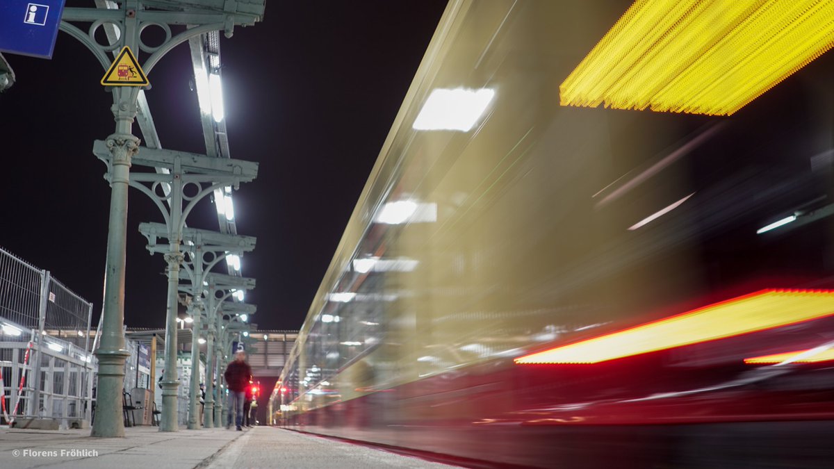 einfachflog's tweet photo. Ein paar Impressionen vom 01.01.2021 🎉🎇 #BR483 und #BR484 der @SBahnBerlin.
#sbahn #sbahnberlin #neuesbahn #SBahnBerlin https://t.co/VoeGOYvtYI