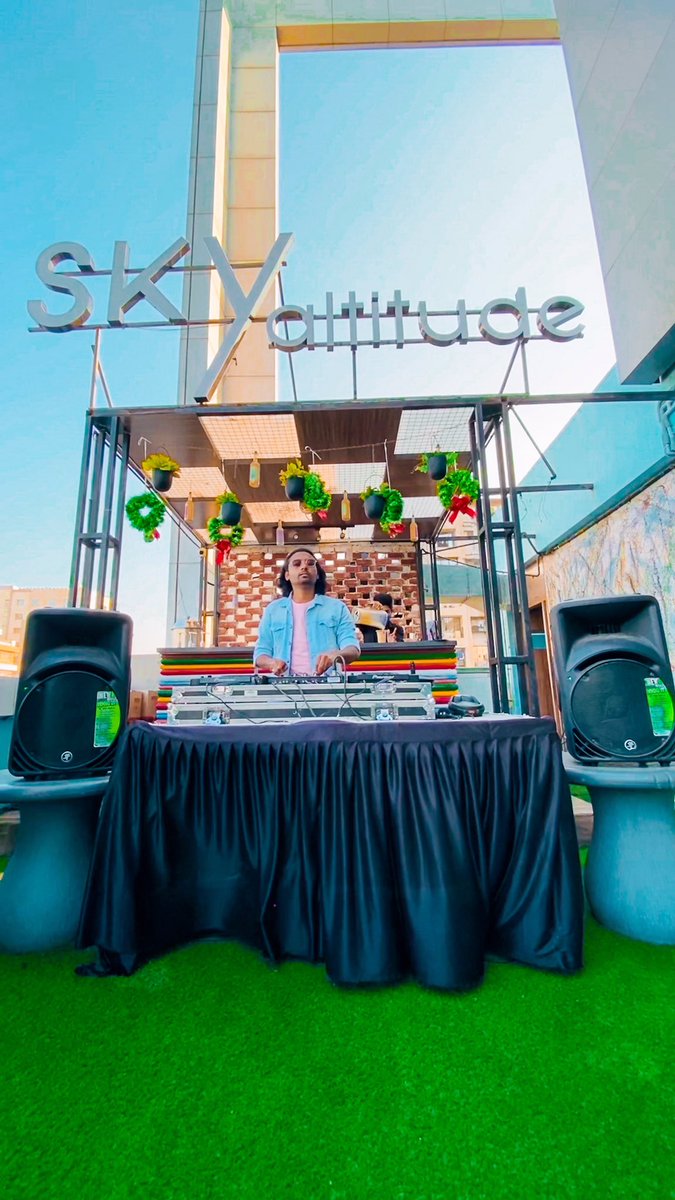 officialdjjenis's tweet photo. Sunday Techno Sundowner #techno #sundowner 💥 @officialdjjenis | #dpsl | #skyaltitude | @PioneerDJglobal | @PioneerDJIndia
#india #djs #technomusic #sunset #music #positivevibes #pioneer #pioneerdj #vmoda #sundowner #vibes #goodvibes https://t.co/HzgSu86uFk