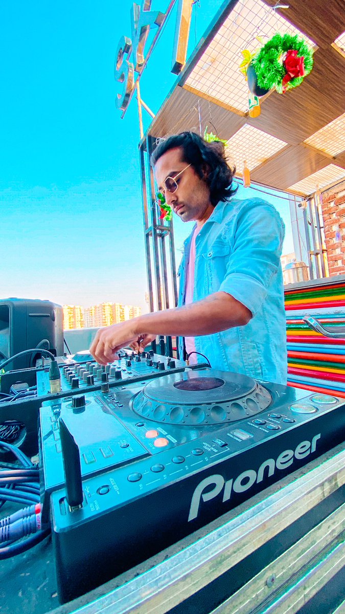 officialdjjenis's tweet photo. Sunday Techno Sundowner #techno #sundowner 💥 @officialdjjenis | #dpsl | #skyaltitude | @PioneerDJglobal | @PioneerDJIndia
#india #djs #technomusic #sunset #music #positivevibes #pioneer #pioneerdj #vmoda #sundowner #vibes #goodvibes https://t.co/HzgSu86uFk