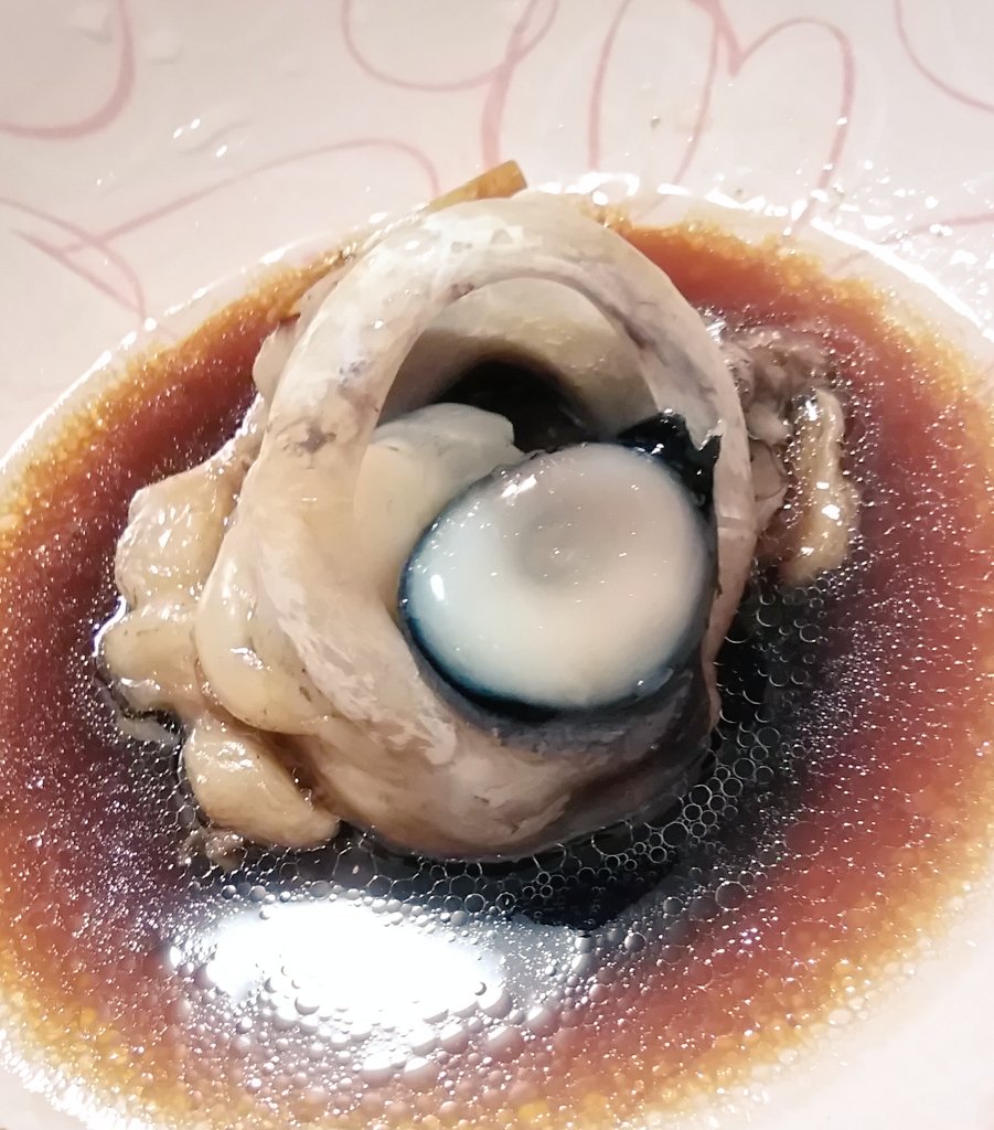 明利英司 寿司好き小説家 黒鮪 くろまぐろ の目玉 言うまでもなくマグロ１本から２個しか取れず スーパーなどで手に入る機会は少ない 見た目はインパクトがあるものの 甘辛く煮つけてやれば絶品の肴になる 脂も濃厚で ゼラチン質の身には栄養も豊富