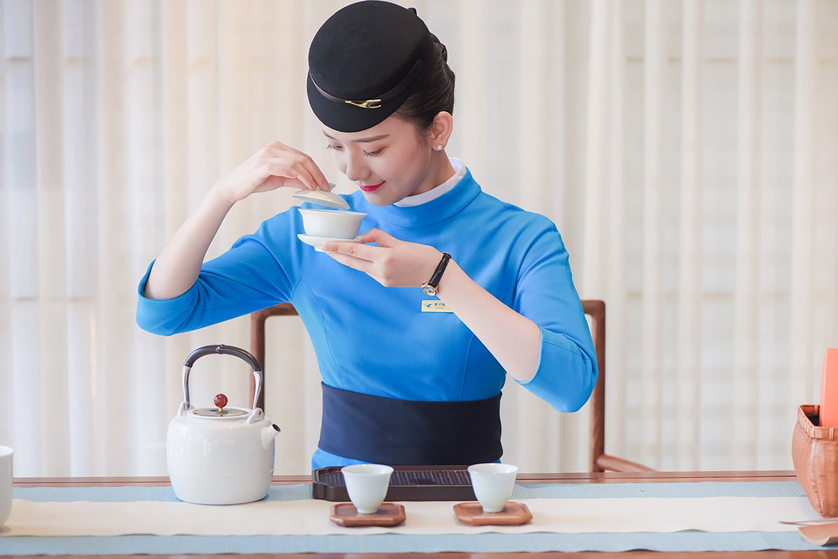 XiamenAirlines's tweet photo. Starting from Jan 1st, 2021, you can choose the brand new selection of Fujian #Shouning Mountain Black Tea at flights originated from Xiamen, Fuzhou, and Quanzhou. https://t.co/AdJzPfBQcC