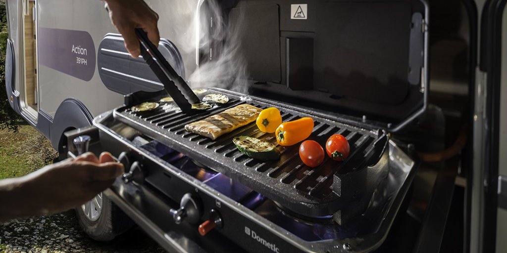 Onu çok seveceksiniz, çünkü o ailemizin en sevimlisi! 💯 Action, hiç durmadan seyahat etmeyi seven gezginler için vazgeçilmez bir çekme karavan. Üstelik kendine has kompakt tasarımı, sizi sınırsız bir konfora eriştirecek gelişmiş özelliklere sahip. 

#adria #nngrup #ankara