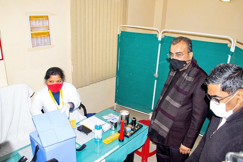 BiharHealthDept's tweet photo. माननीय स्वास्थ्य मंत्री श्री मंगल पाण्डेय ने
पटना शास्त्रीनगर के शहरी प्राथमिक स्वास्थ्य केंद्र में #COVID19 के टीकाकरण के ड्राई-रन (मॉक ड्रिल) की समीक्षा स्वास्थ्य विभाग के प्रधान सचिव एवं अन्य वरीय पदाधिकारियों के साथ किया।
#COVID19vaccine #BiharHealthDept #MangalPandey https://t.co/7Q4wUo1toT