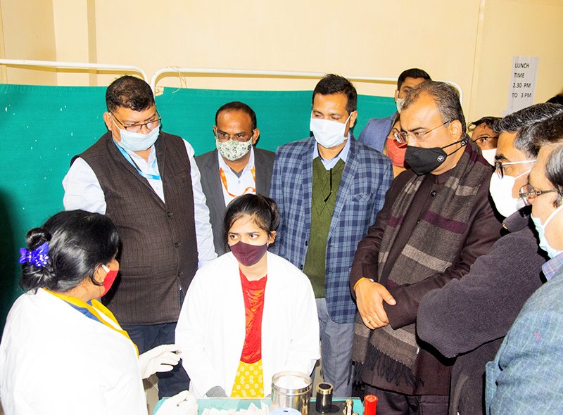 BiharHealthDept's tweet photo. माननीय स्वास्थ्य मंत्री श्री मंगल पाण्डेय ने
पटना शास्त्रीनगर के शहरी प्राथमिक स्वास्थ्य केंद्र में #COVID19 के टीकाकरण के ड्राई-रन (मॉक ड्रिल) की समीक्षा स्वास्थ्य विभाग के प्रधान सचिव एवं अन्य वरीय पदाधिकारियों के साथ किया।
#COVID19vaccine #BiharHealthDept #MangalPandey https://t.co/7Q4wUo1toT