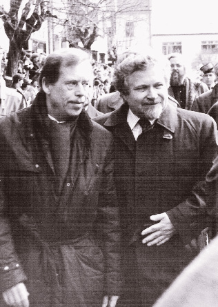 Pospisil_Jiri's tweet photo. Dnes slaví narozeniny jedna z klíčových osobností, která před lety přispěla k návratu demokracie do této země. A to je věc, na kterou se nezapomíná... 🤍
Moc vám gratuluji, pane předsedo. A do další let je to dobré!✌🏻
#PetrPithart #80 https://t.co/hbqgEljpcJ