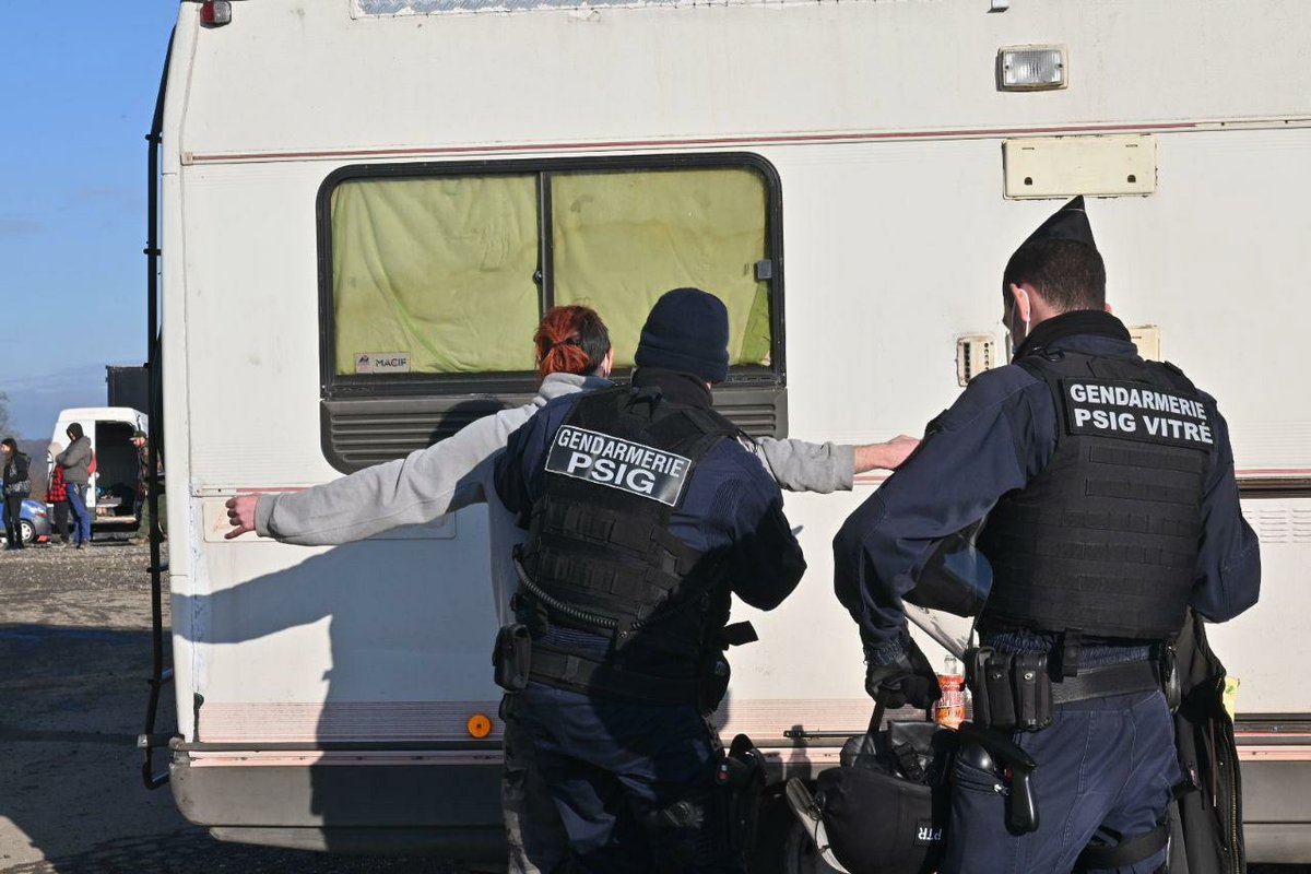 Gendarmerie's tweet image. #raveparty illégale de #Lieuron
👉 Les #gendarmes poursuivent leurs investigations pour identifier les organisateurs
👉 Les contrôles continuent sur place et sur les axes routiers
👉 plus de 1200 verbalisations et des interpellations 
👉 Plusieurs saisies de matériel de son