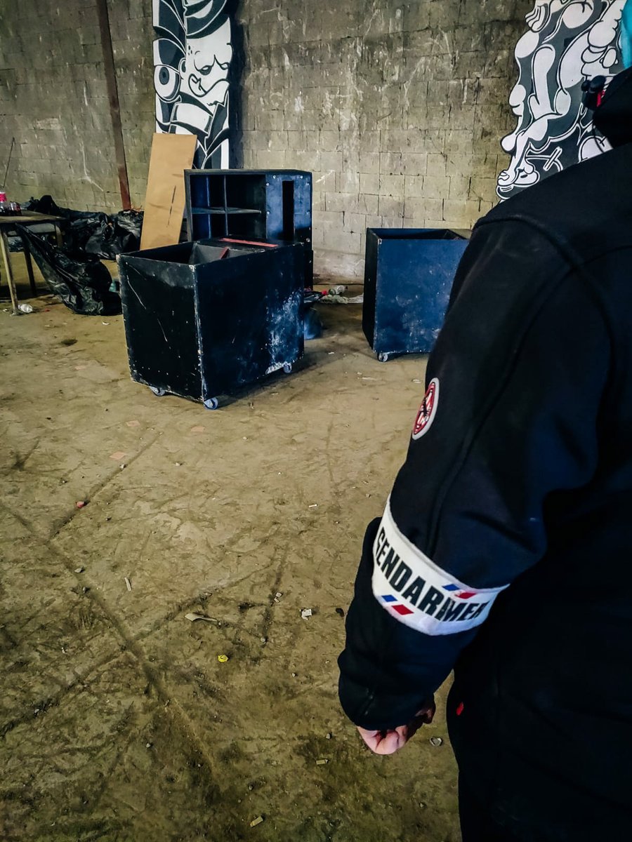 Gendarmerie's tweet image. #raveparty illégale de #Lieuron
👉 Les #gendarmes poursuivent leurs investigations pour identifier les organisateurs
👉 Les contrôles continuent sur place et sur les axes routiers
👉 plus de 1200 verbalisations et des interpellations 
👉 Plusieurs saisies de matériel de son