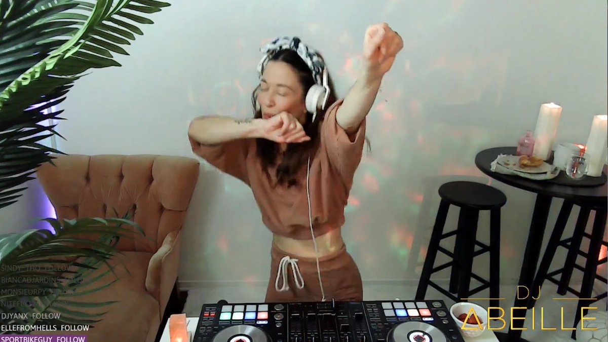 Clip du matin : <a href="/DJAbeille/">Abeille Gélinas</a> est présente sur #Twitch spécialement pour votre bonne humeur. Des rythmes afros à la Danse, de quoi accompagner votre journée d'une bonne vague d'ondes positives 💫🌞🎧
➡galak6.com/news/twitch-le…