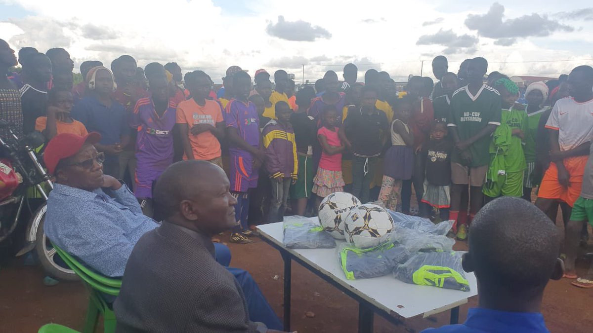 VGichomo's tweet photo. 2021 couldn't start a better way than this, hosted a tournament dubbed "Crime sio poa" at Kamae grounds. 15 teams of under 17 from all over Roysambu competed where the top team received football jerseys and runner-up got footballs. #unclevinnie #gichomo #surebet https://t.co/qH6je2ijkH