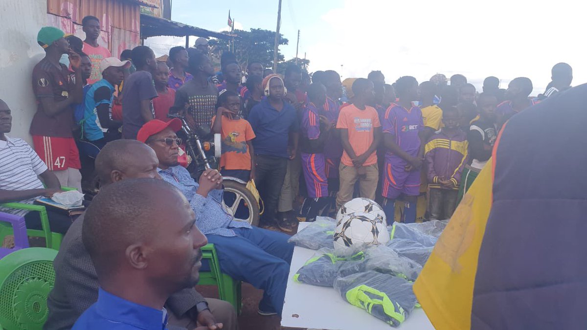 VGichomo's tweet photo. 2021 couldn't start a better way than this, hosted a tournament dubbed "Crime sio poa" at Kamae grounds. 15 teams of under 17 from all over Roysambu competed where the top team received football jerseys and runner-up got footballs. #unclevinnie #gichomo #surebet https://t.co/qH6je2ijkH