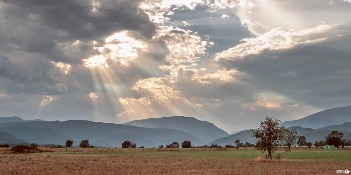 byAJHL's tweet photo. Atardeceres del Sobrarbe #sobrarbe #ainsa #huesca #aragon #twilightrays #landscapephotography #landscapes #landscape #naturephotography #naturephotographer #paisaje #naturaleza #crepusculares #sunset #sunsetphotography #naturelovers #naturephotography #trekking #path #mountain https://t.co/AdoCsT3oJl