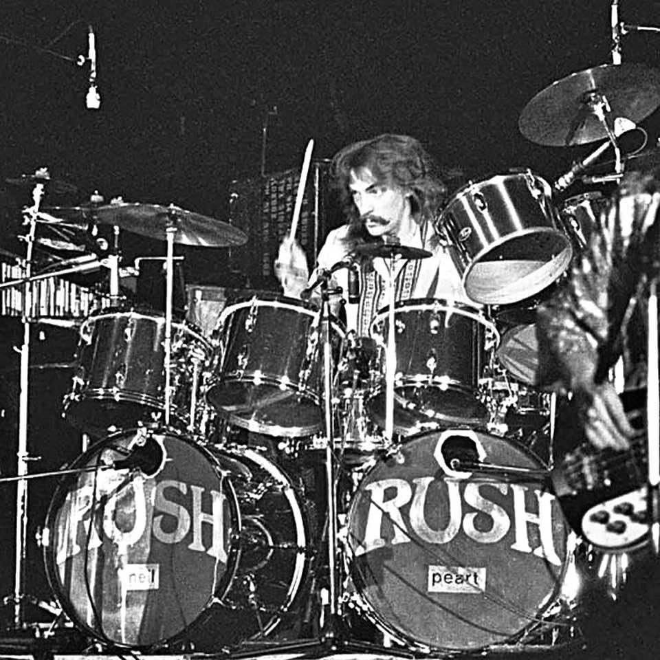 vivien2112's tweet photo. And if the music stops
There’s only the sound of the rain
All the hope and glory
All the sacrifice in vain
And if love remains
Though everything is lost
We will pay the price
But we will not count the cost...♥️
#Ripneilpeart
Happy Pratturday #Rushfamily @RushFamTourneys https://t.co/SNpx0kIre8