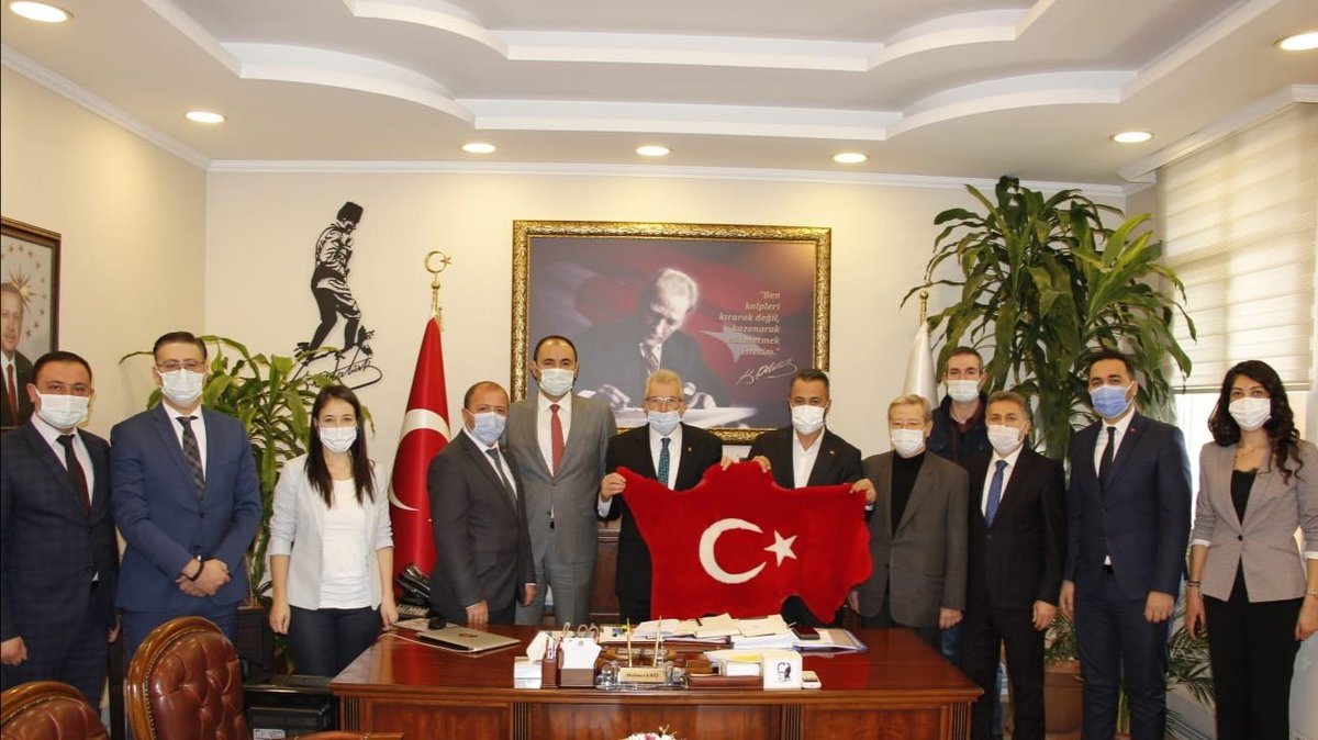 Belediyemizde özel güvenlik görevlisi olarak çalışan mesai arkadaşlarımız için Toplu İş Sözleşmesini, Güvenlik-İş Sendikamız ile imzaladık. Emeğin yanında yer almaya devam edeceğiz.🤝