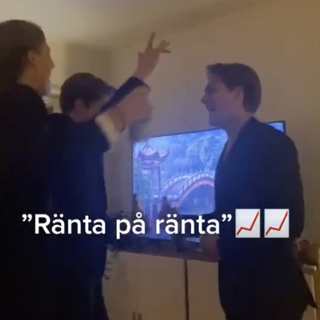 lovefrisell's tweet photo. hur ekonomi-            hur festerna
studenter tror           egentligen
att sina fester           ser ut:
ser ut: https://t.co/b9Kzlw8t9W