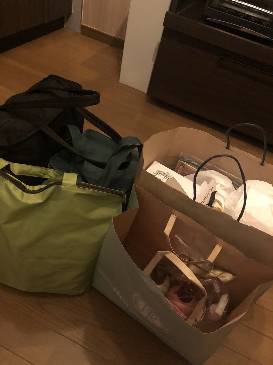 Infieat_take's tweet photo. 毎年実家から帰ってくる時、これもあれも持ってけってたくさん持たされるのだが、今年はかなり多かった..ありがたい限りなんですが...

さて、戻ってきたことだし、掃除とかもらいもんの整理とかしますかね！ https://t.co/LnfYBycebW