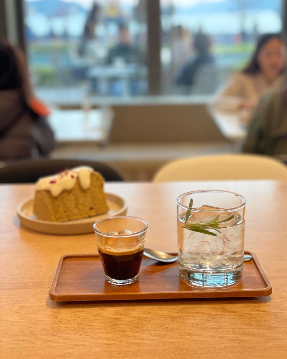 feedyourfeeling's tweet photo. Happy holidaze! That view tho! 🌅👌 #nofilter #JOMO #hkcafe #HK https://t.co/UvGgCfyWbQ