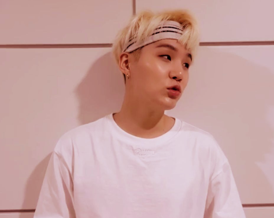 meownchild's tweet photo. :¨·.·¨: 
`·. Sope au
Onde Hoseok é apaixonado por um colega de classe e vive o admirando "disfarçadamente"
                      ou
onde Yoongi não aguenta mais ver aquele garoto lhe encarando todo santo dia e no último dia de aula da faculdade decide ir tirar satisfação com ele https://t.co/TL2iTgOxCb