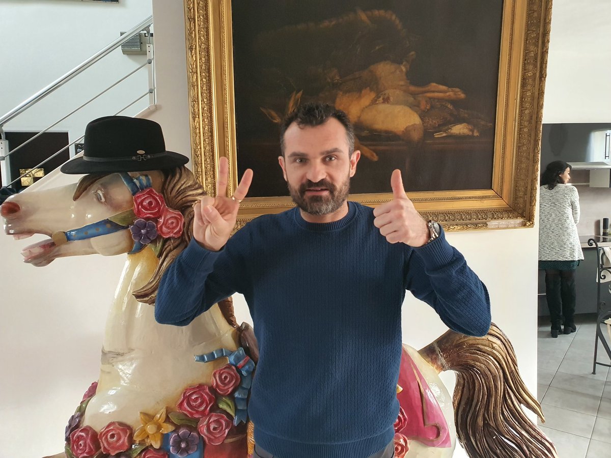 Je vous souhaite une merveilleuse année et surtout une excellente santé 
🍾🥂😘😘😘
#affaireconclue 
#francoiscasesbardina #France2
#nouvelan2021