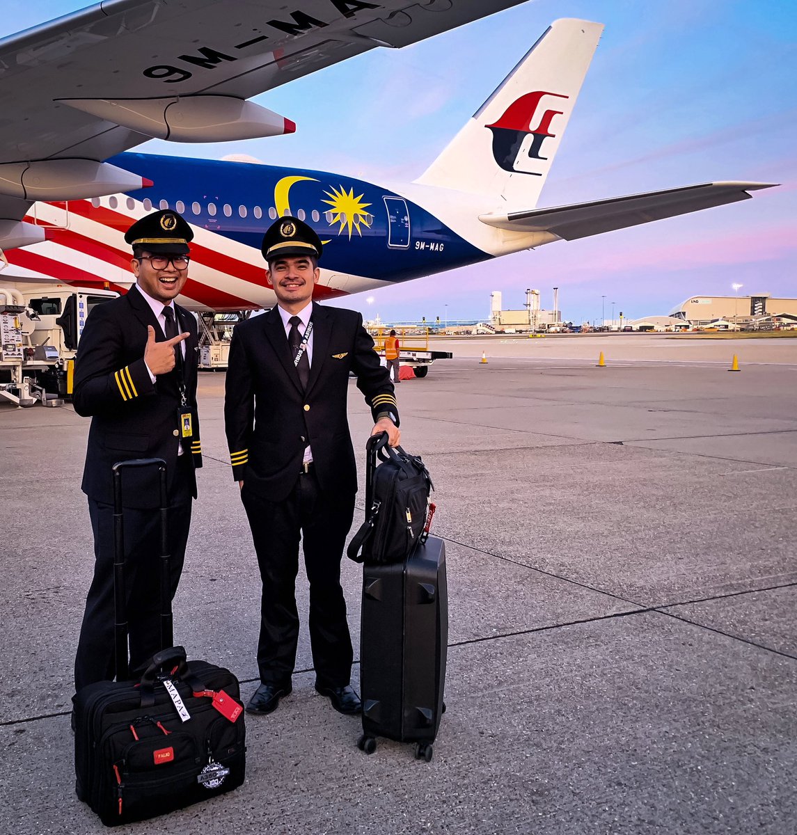 yoskadejong's tweet photo. Hello 2021! 🎉
What on my mind? Stay positive, keep pushing through and let's look forward to an amazing recovery. Happy New Year guys! ✨
.
.
#malaysiaairlines #FlyMalaysia #keepflying #instaaviation #instacrew #instadaily #flight #flightdeck #flightcrew #avgeek #aviation https://t.co/eEc17xRCmC
