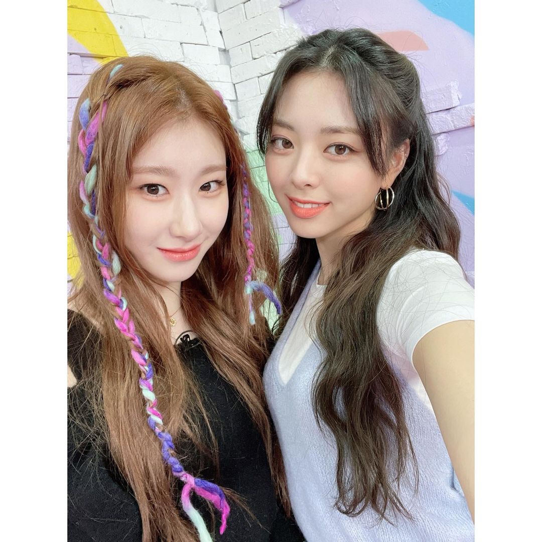 foryunaitzy's tweet photo. CHAERYEONG INSTAGRAM UPDATE WITH YUNA 
#YUNA #ITZY https://t.co/Q2SVoo6YgR