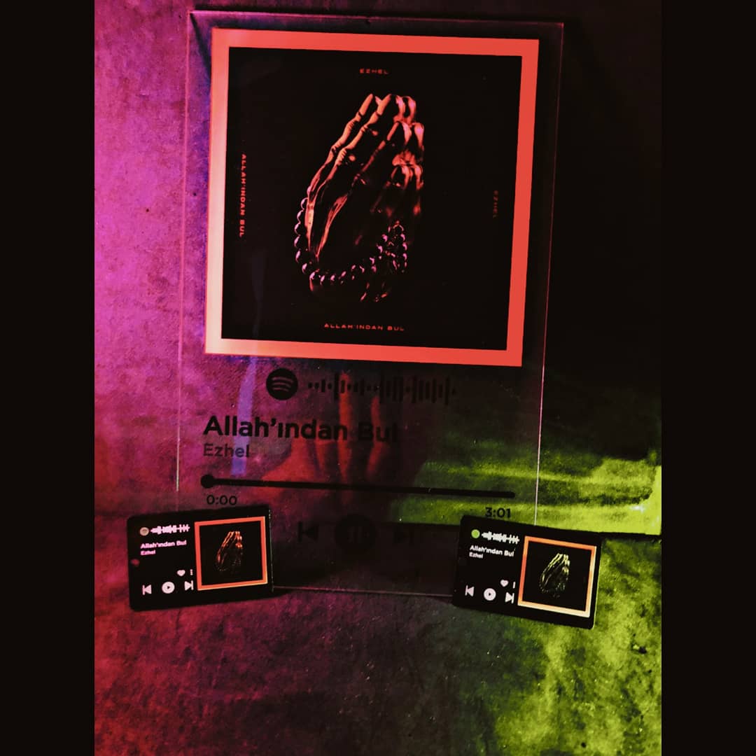 Vardır elbet ettiğini bulmayan insanlar. 2021'de bu spotify plağı hediye etmesini istediğiniz kişileri etiketleyin. #ezhel #Allahındanbul