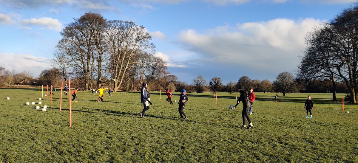 CKGoalkeeping's tweet photo. What a difference an hour makes!
Wonderful morning of Keeper Wars with the groups before the snow came outta nowhere for @pauldiamond974 1to1 session!
All fun and games for the first session of the year, top class from all 😂😁❄️🌨️ https://t.co/5cM9c9onFM