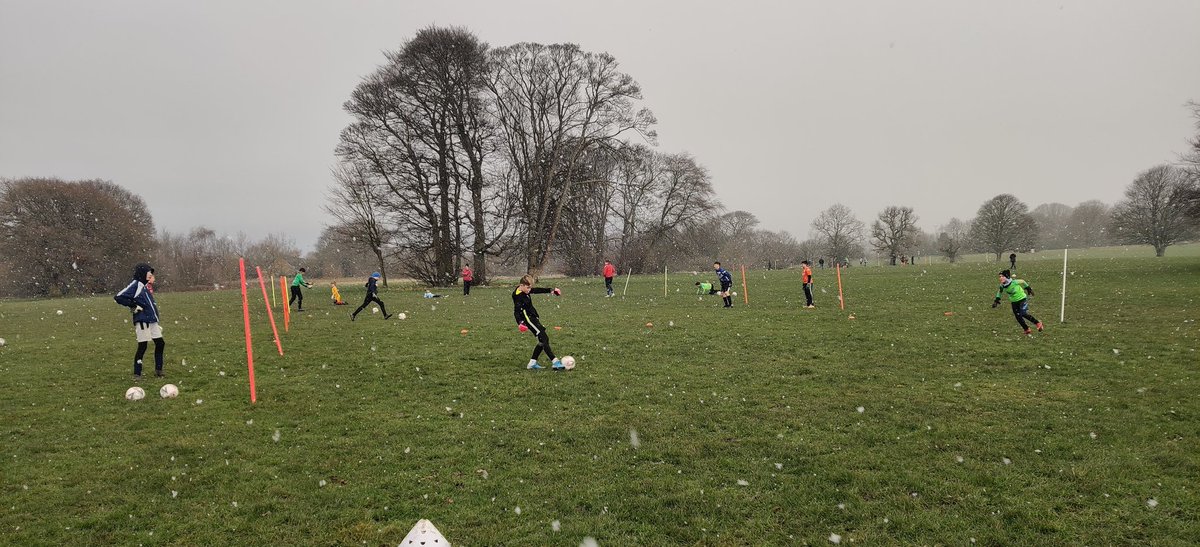 CKGoalkeeping's tweet photo. What a difference an hour makes!
Wonderful morning of Keeper Wars with the groups before the snow came outta nowhere for @pauldiamond974 1to1 session!
All fun and games for the first session of the year, top class from all 😂😁❄️🌨️ https://t.co/5cM9c9onFM