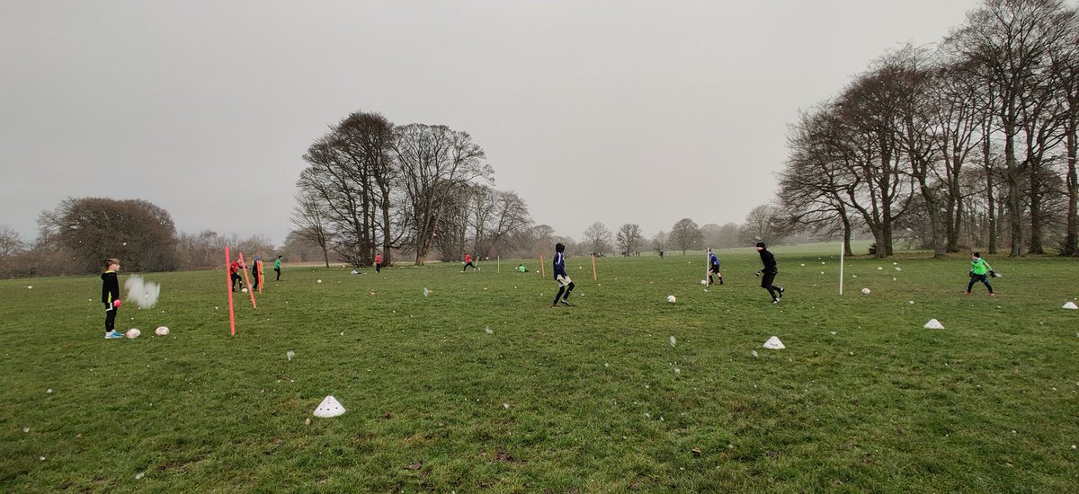 CKGoalkeeping's tweet photo. What a difference an hour makes!
Wonderful morning of Keeper Wars with the groups before the snow came outta nowhere for @pauldiamond974 1to1 session!
All fun and games for the first session of the year, top class from all 😂😁❄️🌨️ https://t.co/5cM9c9onFM