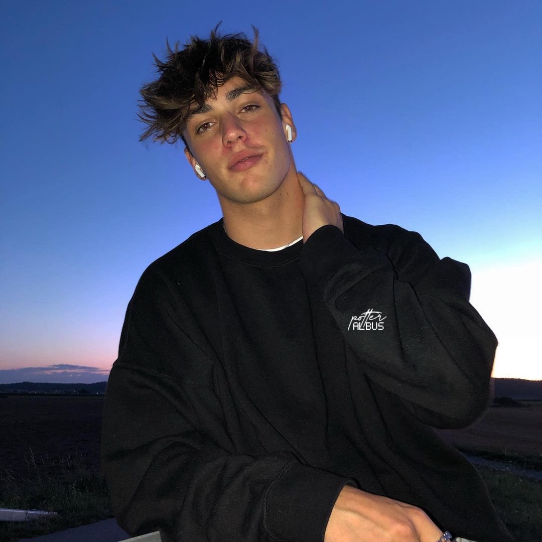 albusshogws's tweet photo. ⠀ 

now it's three in the mornin' and I'm tryna’ change your mind, left you multiple missed calls and to my message, you reply "why'd you only call me when you're high?" https://t.co/NRud1vqNl8