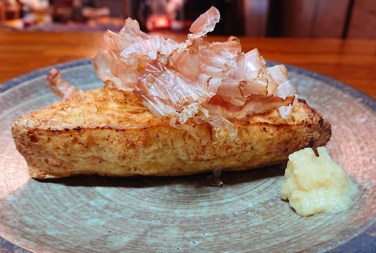 Honp 夜ご飯 手作り厚揚げ チャーシュー皿 ゆっくり揚げた厚揚げはカリカリふっくらです 二日間ずっと家にいて飲んで食べてnetflixしていました 韓国語話せそうです あにょはせよぉ だけね 春巻の皮買ったはずなのにどこを探しても見当たりません