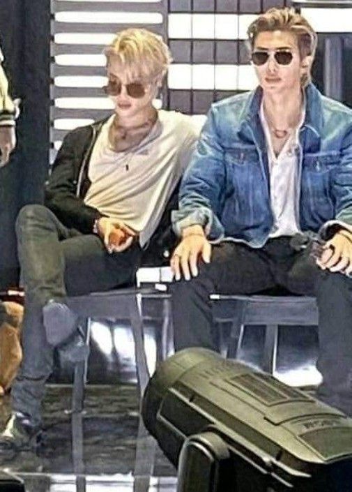 Bu nasıl mümkün olabiliyor ? Jimin 😳

#minimoni #jimin #namjoon